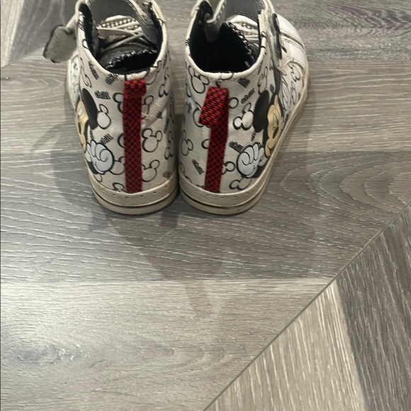 Disney Mickey Mouse White Kids Shoes - Picture 3 of 4